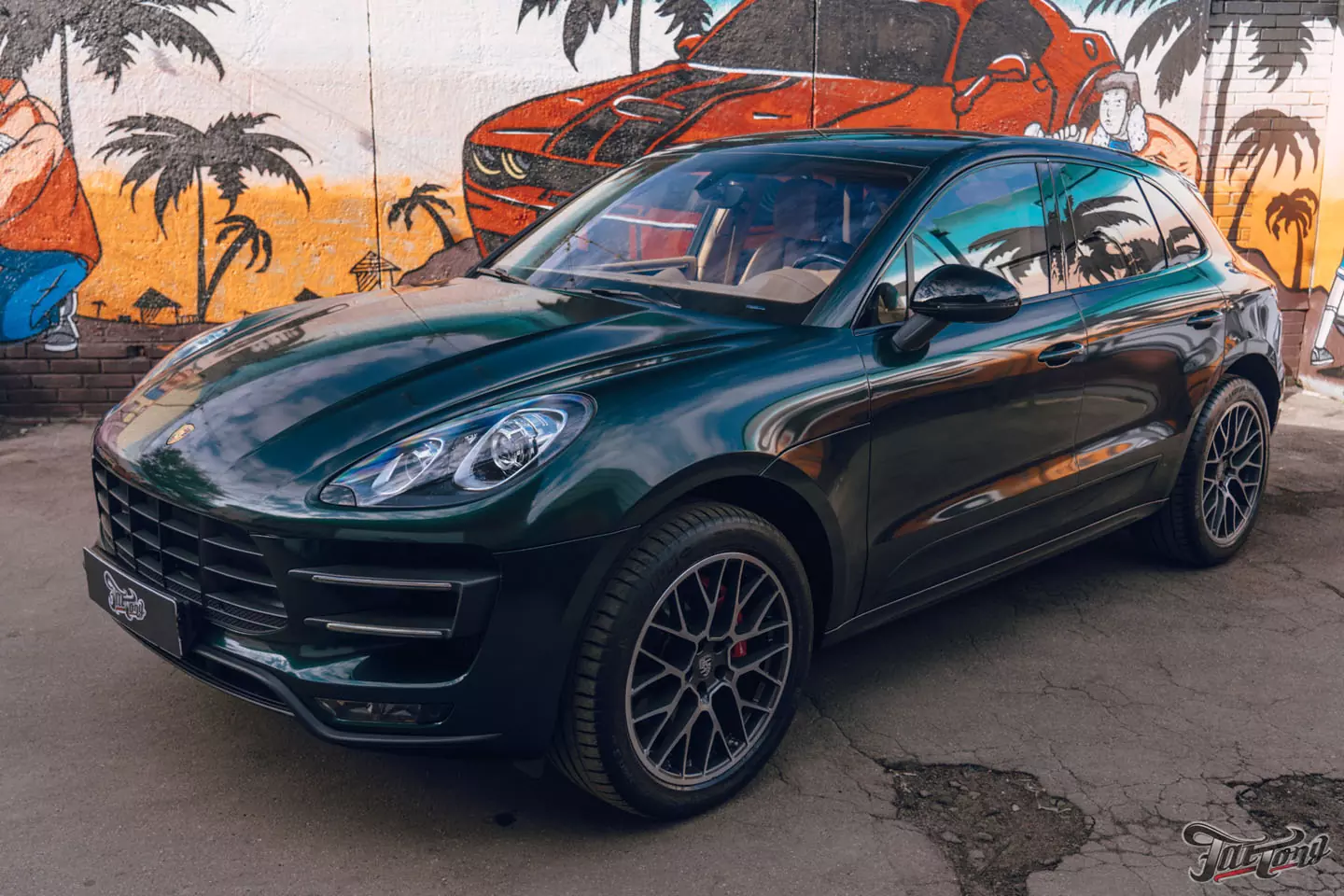 Оклеили Porsche Macan в шикарный изумрудный винил от компании KPMF!